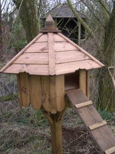Buttercup Hexagonal duck house nesting box with post