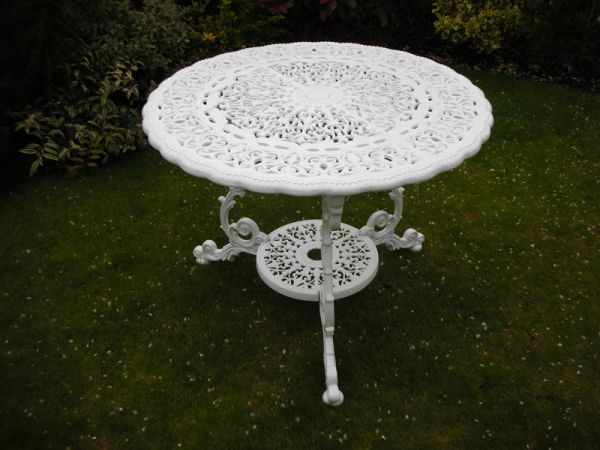 Victorian Round Table British Made, High Quality Cast Aluminium Garden Furniture - L94 x W94 x H73 cm